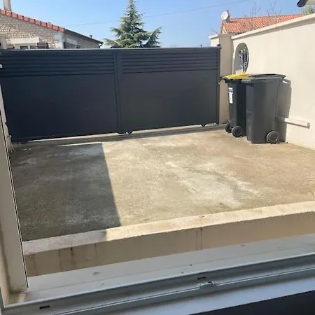 Charmant Appartement Avec Parking Privee Buxerolles Exterior photo